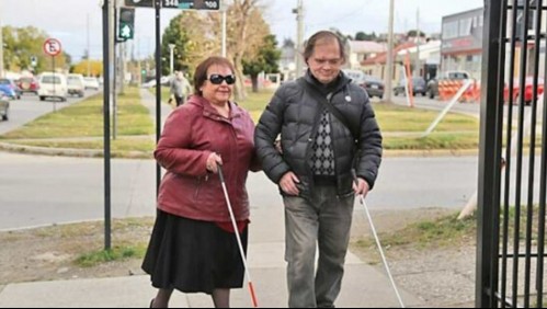 El drama que viven las personas con discapacidad visual: 'Muchos caminan pegados al celular y te patean el bastón'