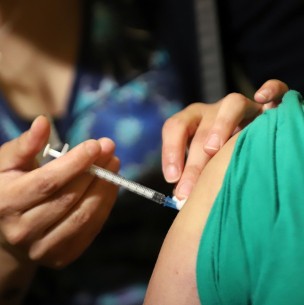 Funcionaria de salud fue vacunada por error con seis dosis de Pfizer en Copiapó Funcionaria de salud fue vacunada por error con seis dosis de Pfizer en Copiapó