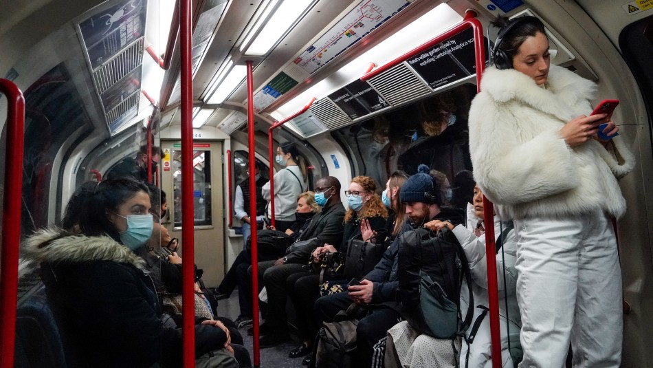 Personas en metro de Londres con y sin mascarillas
Variante delta plus sintomas