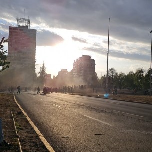 Nuevas manifestaciones en Plaza Italia provocan cortes de tránsito y cierre de accesos a estación de Metro Nuevas manifestaciones en Plaza Italia provocan cortes de tránsito y cierre de accesos a estación de Metro