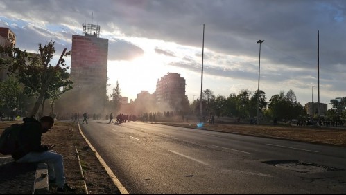 Nuevas manifestaciones en Plaza Italia provocan cortes de tránsito y cierre de accesos a estación de Metro