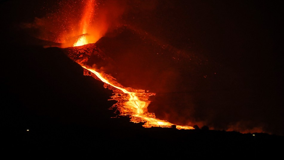 Lava del volcán Cumbre Vieja destruye un colegio público en La Palma: profesores instalan uno nuevo en seis días
