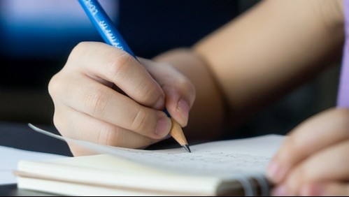 'El otro día me hice pis y ella me pegó': madre denuncia a profesora por agredir a su hija en jardín infantil