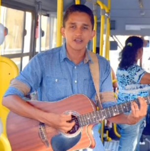 La historia del hombre que cantaba en buses para pagar su carrera y que se graduó con honores de médico La historia del hombre que cantaba en buses para pagar su carrera y que se graduó con honores de médico