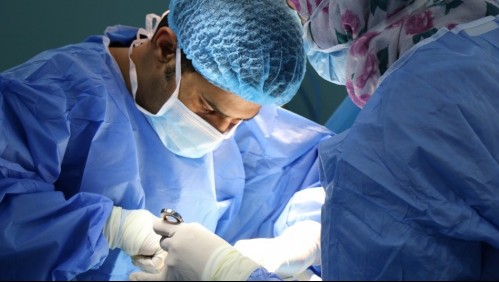 Asaltan a mujer y le dejan un hacha en la cabeza: Diez doctores le salvaron la vida tras 4 horas de operación