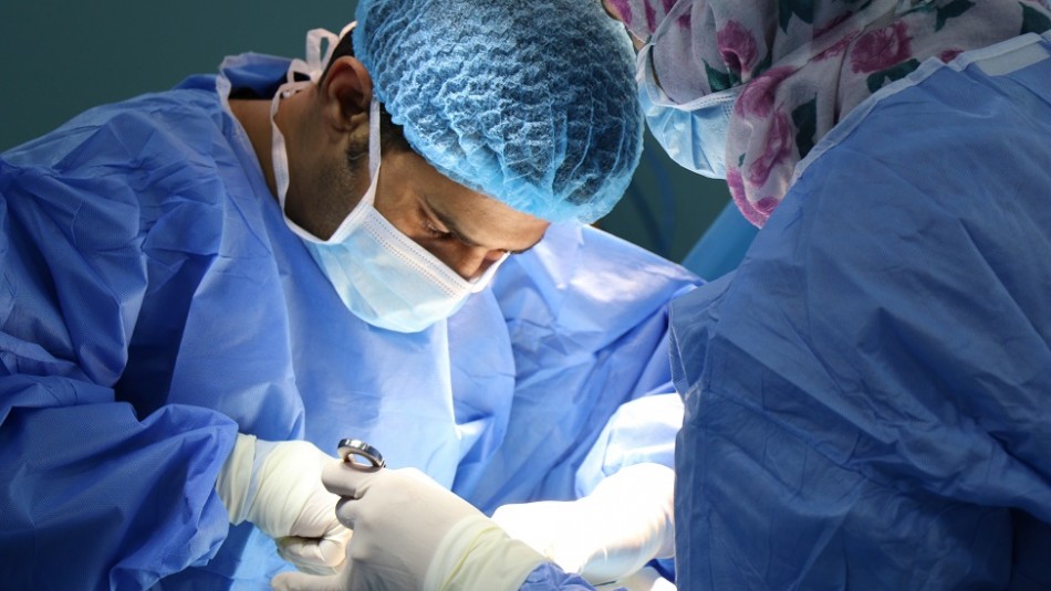 Asaltan a mujer y le dejan un hacha en la cabeza: Diez doctores le salvaron la vida tras 4 horas de operación