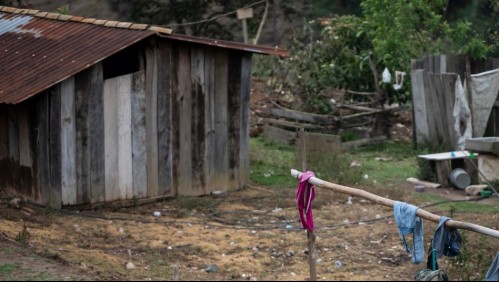 Encuentran a tres niños abandonados en una casa junto al cadáver de su hermano