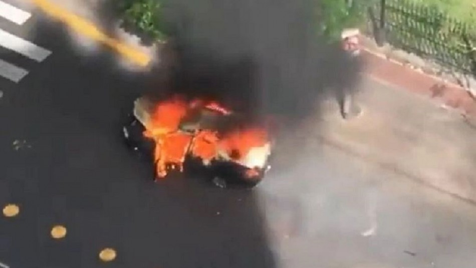 [VIDEO] Incendio y posterior explosión de un taxi generó pánico en Buenos Aires