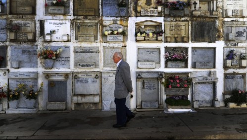 Padre que escucha partidos de fútbol junto a la tumba de su hijo conmueve a las redes