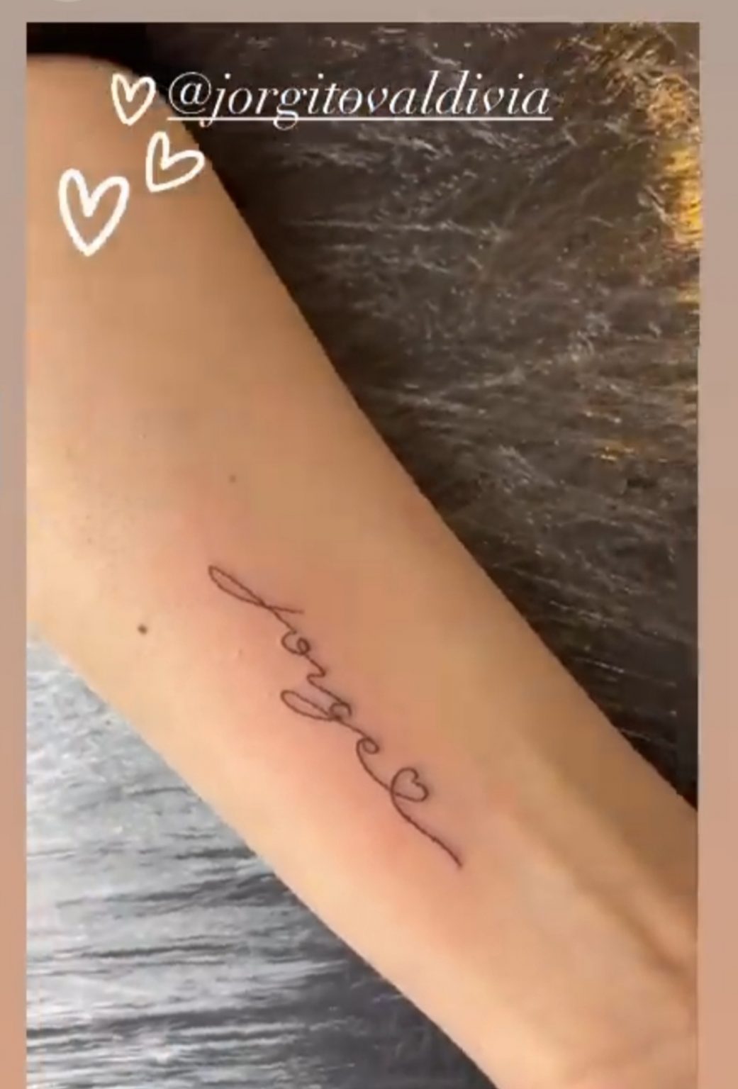 Daniela Aránguiz tatuándose