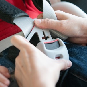 Así es cómo se instala de forma segura la silla de bebé en el auto, según los expertos Así es cómo se instala de forma segura la silla de bebé en el auto, según los expertos