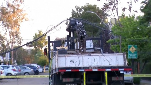 Camión derriba siete postes en la Villa Olímpica y deja a miles de personas sin luz