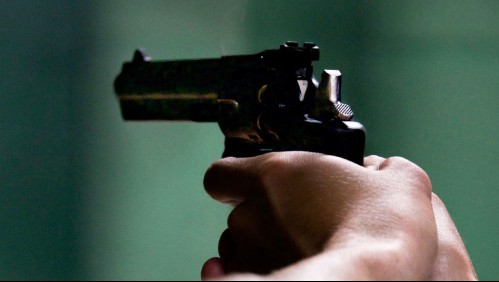 Mata a su padrastro a balazos durante una discusión por invitar a un huésped gay a su casa: 'Es un acto de prejuicio'