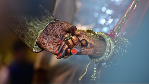 Adolescente vende a su esposa un mes después de la boda para comprarse un celular: está detenido