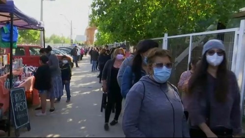 Largas filas en vacunatorios por dosis de refuerzo: 'Llega mucha gente asustada con que bloqueen el Pase de Movilidad'