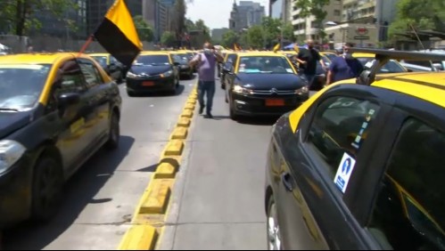 Taxistas protestan en el centro de Santiago bloqueando el tránsito en la Alameda