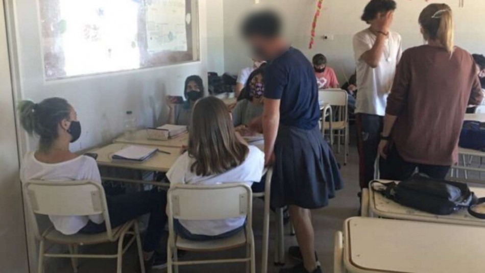 Alumno va a clases con falda porque la escuela le prohibía usar short en plena ola de calor: 