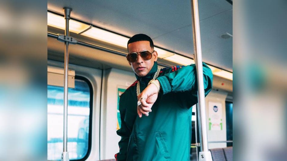 El look playero de Daddy Yankee con el que enamora a sus fans: 