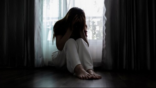 Mujer es abusada por policía que debía protegerla en su casa tras realizar una denuncia por amenazas de muerte