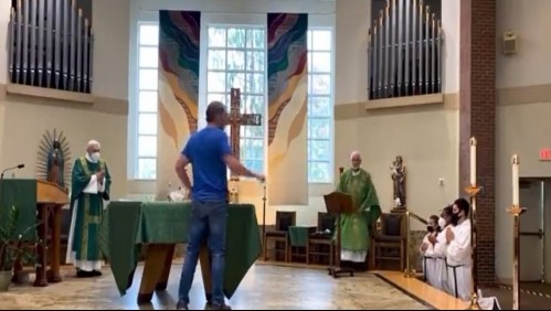 Se desata pelea en el altar de una iglesia por regaño de sacerdote a hombre sin mascarilla y el video se viraliza