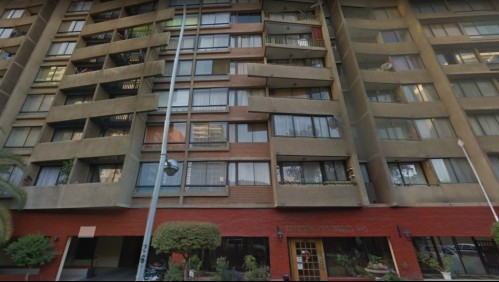 Niño muere tras caer de un séptimo piso en Santiago: Su madre se lanzó a rescatarlo y quedó en riesgo vital