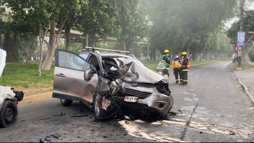 Ocho heridos deja violento choque en Maipú: se investiga que uno de los autos iba contra el tránsito