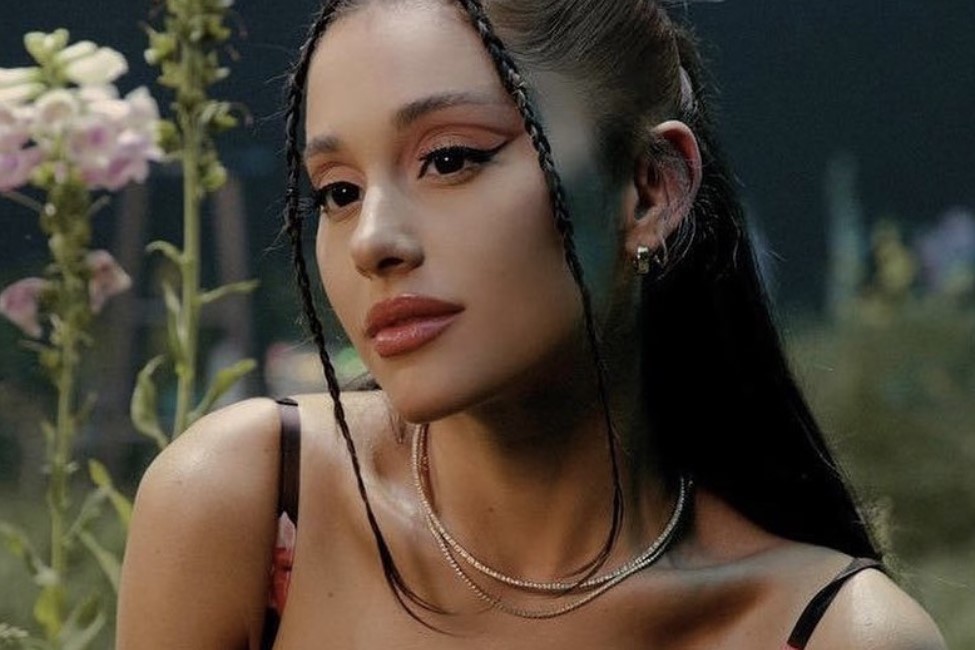 The new version of Ariana Grande impacts her fans: In lingerie with tights and loose hair