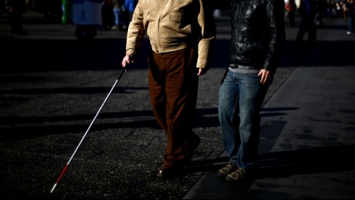 'Puedo conversar mirando a quien me habla': Vendedor ambulante recobra la visión gracias a exitoso trasplante de córneas