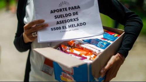 Asesores de convencionales venden helados y denuncian el no pago de sus sueldos