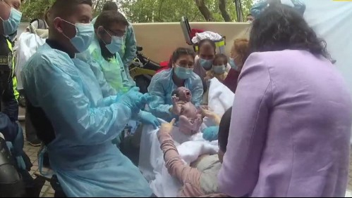[VIDEO] Mujer da a luz en plena calle de Providencia: 'La pequeña no esperó llegar al hospital'