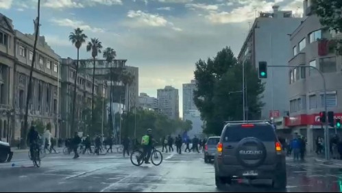 Manifestaciones en el centro de Santiago provocan desvíos de tránsito y cierre de estaciones de Metro