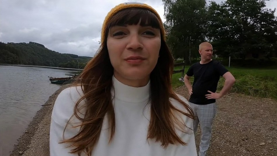 Mujer muere al caer desde un precipicio de 30 metros por tomarse una selfie: su esposo encontró la foto en su teléfono Mujer muere al caer desde un precipicio de 30 metros por tomarse una selfie: su esposo encontró la foto en su teléfono