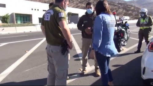 Mujer utilizaba dispositivo electrónico para ocultar placa patente de su vehículo de alta gama