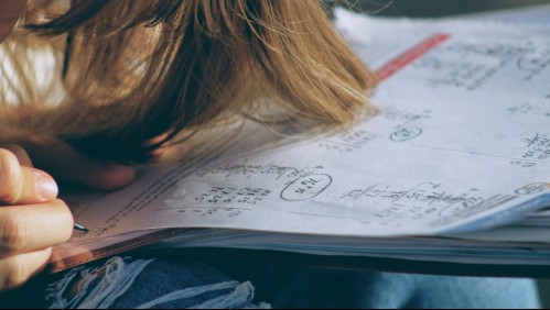 Profesor fue denunciado por acosar a alumna de 15 años: Colegio culpó a la estudiante de provocarlo con su vestimenta