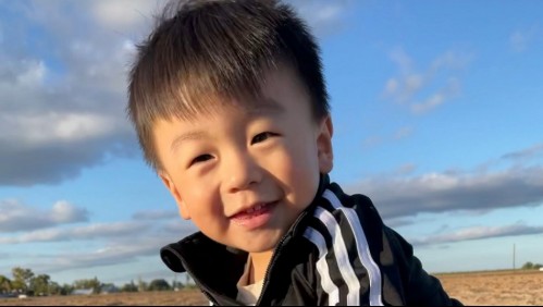 Niño muere por una bala perdida en una autopista: Iba en el auto de su madre