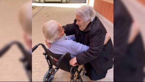 El viral abrazo entre dos abuelitas que no se veían desde hace 10 años: 'Han dejado todo por encontrarse'