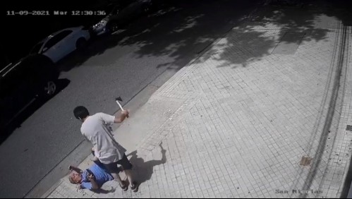 'Lo tenía que hacer': hombre ataca a su vecino con un hacha en plena calle y después se va a cocinar