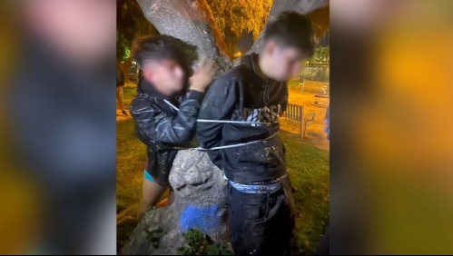 Vecinos amarran a un árbol a dos sujetos que intentaron robar el vehículo de una mujer