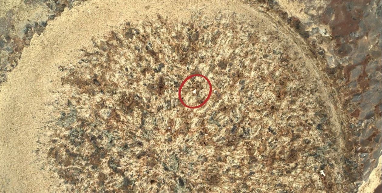Triángulo en el suelo marciano.