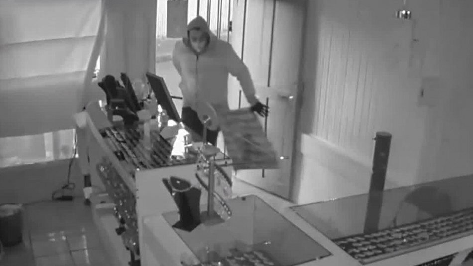 Delincuente robó $15 millones en joyas en tienda artesanal de Calbuco Delincuente robó $15 millones en joyas en tienda artesanal de Calbuco