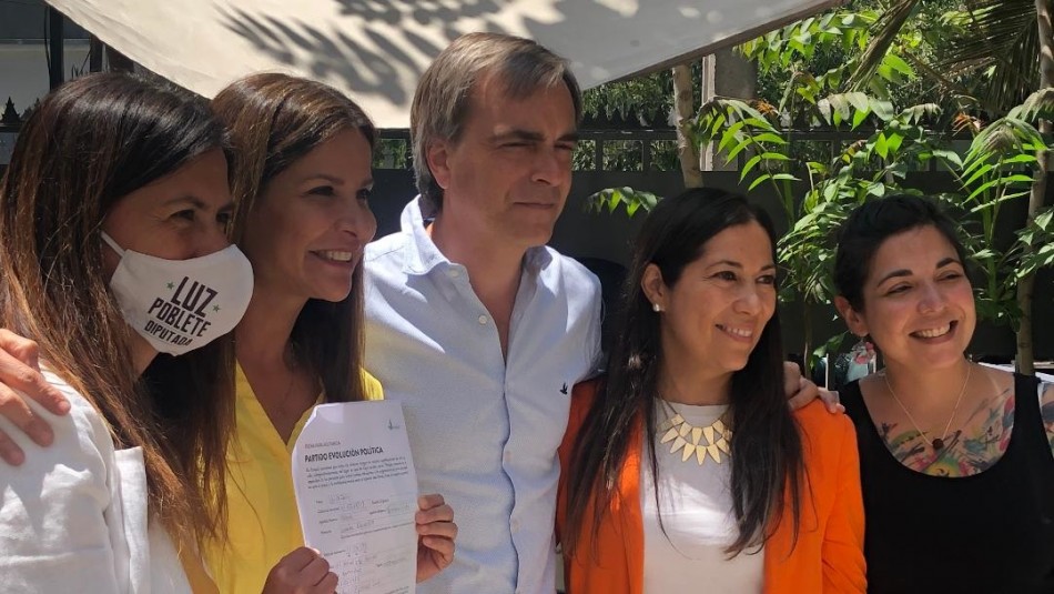 Savka Pollak firmó este mediodía su ficha de ingreso como militante de Evópoli Savka Pollak firmó este mediodía su ficha de ingreso como militante de Evópoli