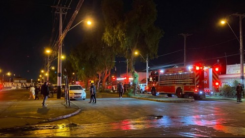 Incendio en Maipú deja un fallecido y varias casas damnificadas: Vecinos se enfrentaron con Bomberos