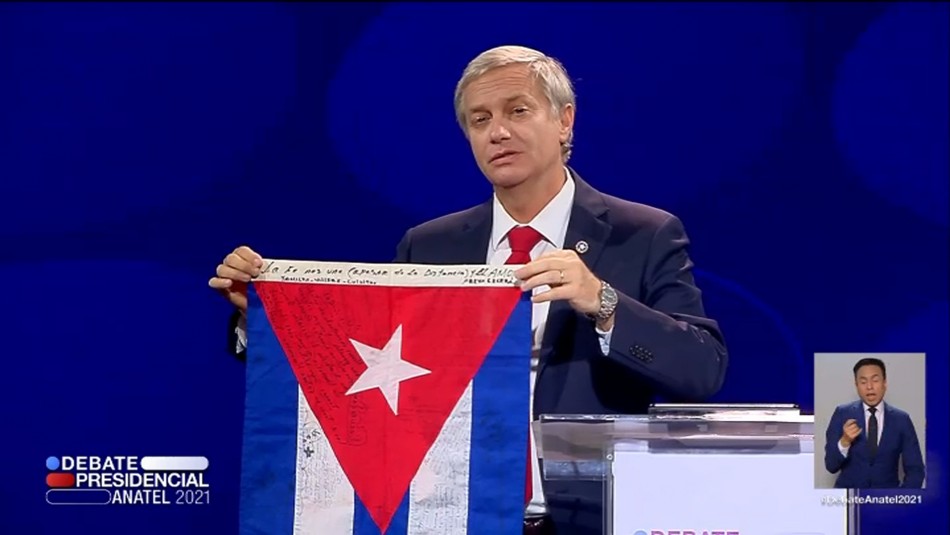 Kast muestra bandera de Cuba en debate: 