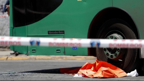 Le niegan la subida a un Transantiago, es topado por la parte posterior del bus y es arrollado por otro vehículo