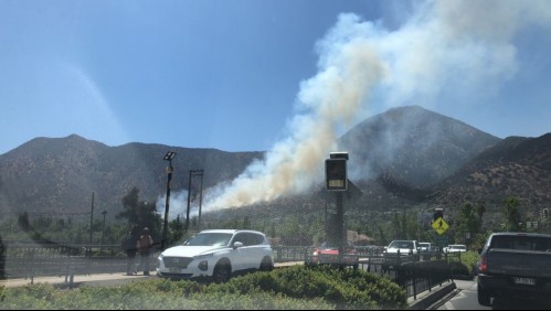 Incendio en Cerro Manquehue amenaza con propagarse a viviendas cercanas