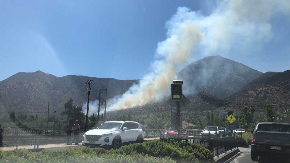 Incendio en Cerro Manquehue amenaza con propagarse a viviendas cercanas