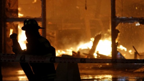 Un fallecido y seis familias damnificadas tras incendio en Ñuñoa: Material ligero ayudó a la propagación del fuego
