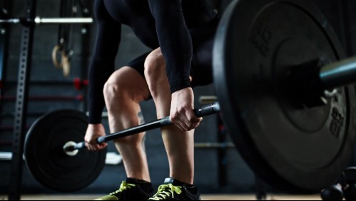 Fisicoculturista muere mientras hacía ejercicio en un gimnasio: le cayó encima una máquina de 300 kilos