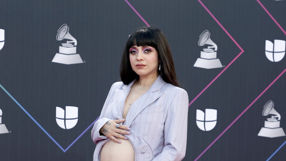 Mon Laferte luce su avanzado embarazo con un excéntrico traje y suma un nuevo premio en los Grammy Latinos 2021