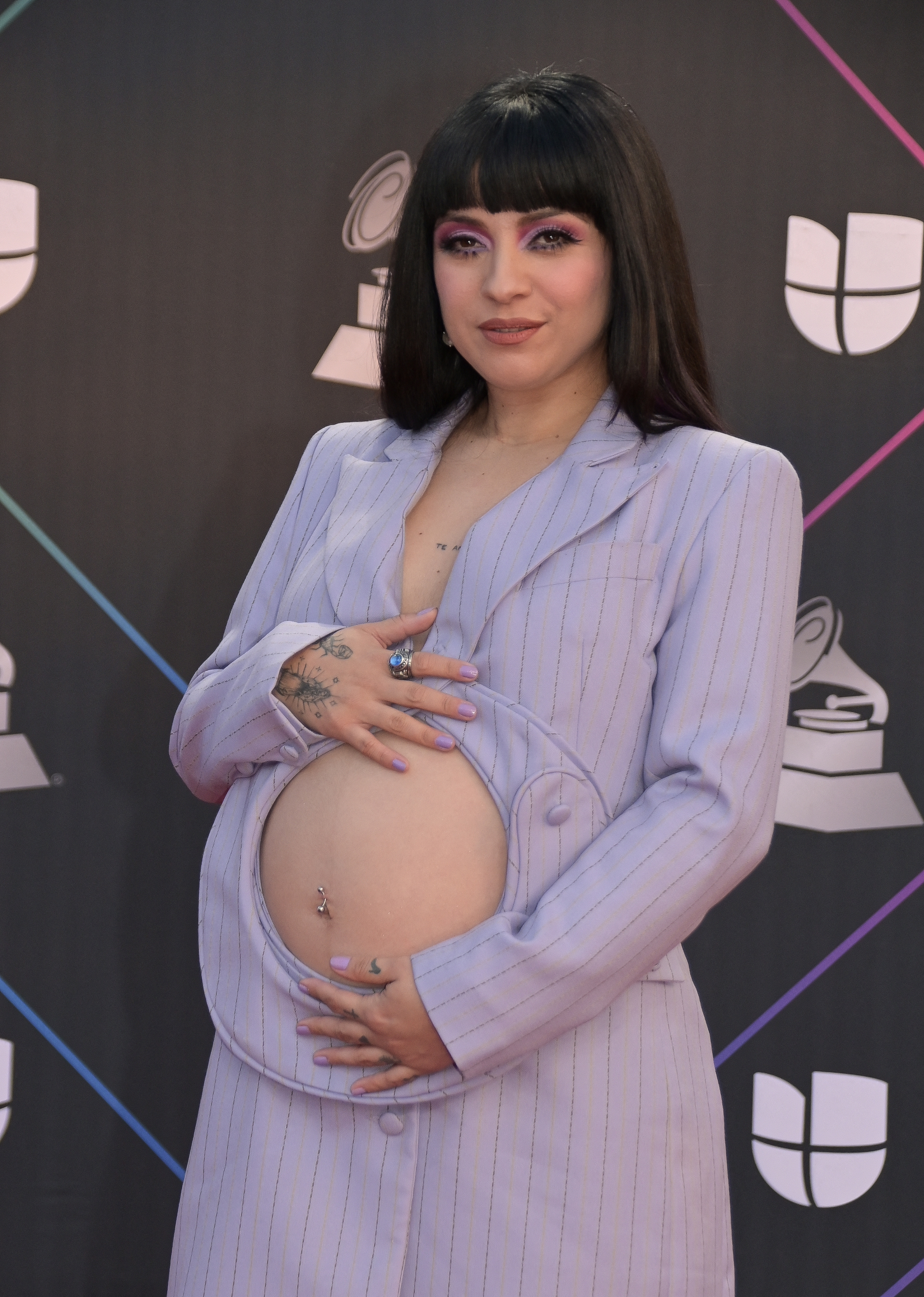 Mon Laferte luciendo su embarazo en los Grammy Latinos